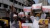 Muslim India memegang plakat menuntut penangkapan Nupur Sharma, juru bicara partai nasionalis Hindu yang berkuasa yang berkomentar negatif terhadap Islam dan Nabi Muhammad, Mumbai, 6 Juni 2022. (Foto: AP)