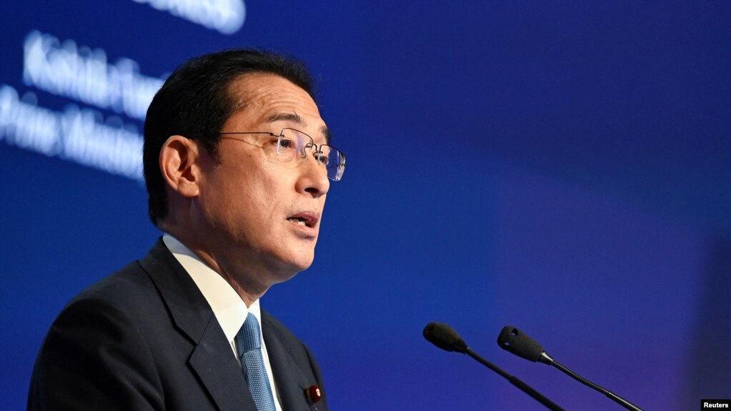 日本首相岸田文雄在新加坡举行的第19届香格里拉对话会的开幕晚宴上发表主旨演讲。(2022年6月10日)(photo:VOA)