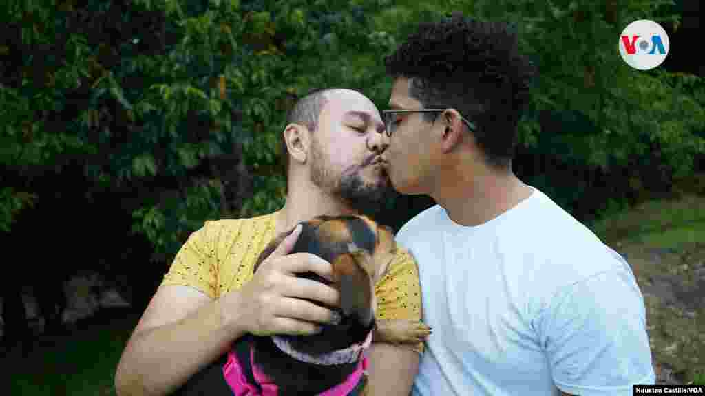 Víctor Manuel Pérez y su esposo Francisco Agüero se casaron el 28 de noviembre de 2021.&nbsp;Foto Houston Castillo, VOA.