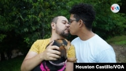 Víctor Manuel Pérez y su esposo Francisco Agüero en un pequeño parque por su casa en San José, Costa Rica. Foto Houston Castillo, VOA.