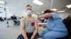 2022年6月6日，魁北克省蒙特利尔，一名男子在接种猴痘疫苗。