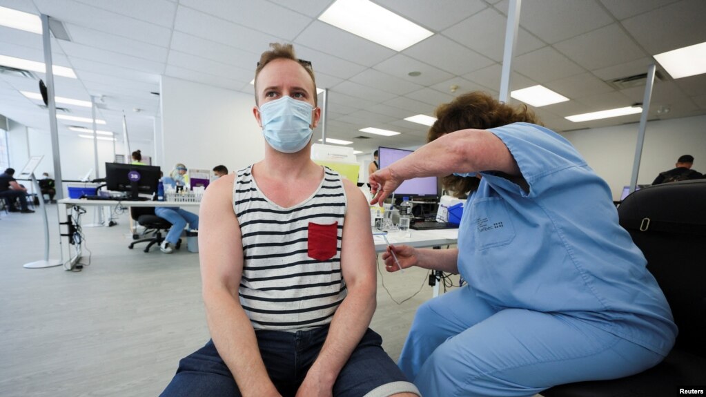 2022年6月6日，魁北克省蒙特利尔，一名男子在接种猴痘疫苗。(photo:VOA)