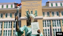FILE - Cambodian-U.S. lawyer Theary Seng arrives dressed up as a chained Statue of Liberty for her treason verdict at Phnom Penh Municipal Court, in Phnom Penh, Cambodia June 14, 2022.