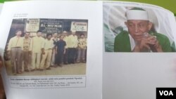 Ilustrasi - Pengelola Ponpes membandingkan foto pendiri Ponpes Abdullah Baraja dengan ketua Khilafatul Muslimin Abdul Qadir Baraja saat ditemui di kompleks Ponpes, Rabu (8/6). (Foto : VOA / Yudha Satriawan)
