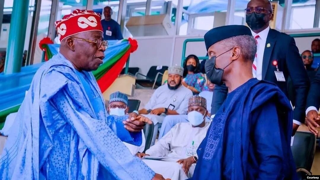 Tinubu yana gaisawa da mataimakin shugaban kasa Yemi Osinbajo wanda shi ma ya tsaya takarar neman tikitin jam'iyyar