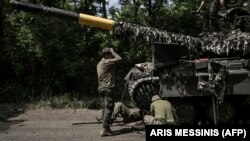 Ukrajinski vojnici popravljaju tenk u regionu Donbas na istoku zemlje, 7. jun 2022. (Foto: AFP/Aris Messinis)
