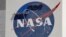Logo la NASA (Ajans Spasyal Etazini an) sou Sant Spasyal Kennedy a nan Cape Canaveral, Florid, Mekredi 20 Me 2020. 