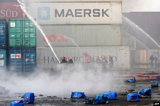 Petugas pemadam kebakaran berusaha memadamkan api yang berkobar di fasilitas penyimpanan peti kemas di Sitakunda, sekitar 40 km dari pelabuhan utama Chittagong pada 5 Juni 2022. (Foto: AFP)