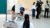 캄보디아에서 기초의회 지방선거가 실시된 5일 칸달 지방의 한 투표소에서 경찰관이 투표하고 있다. 