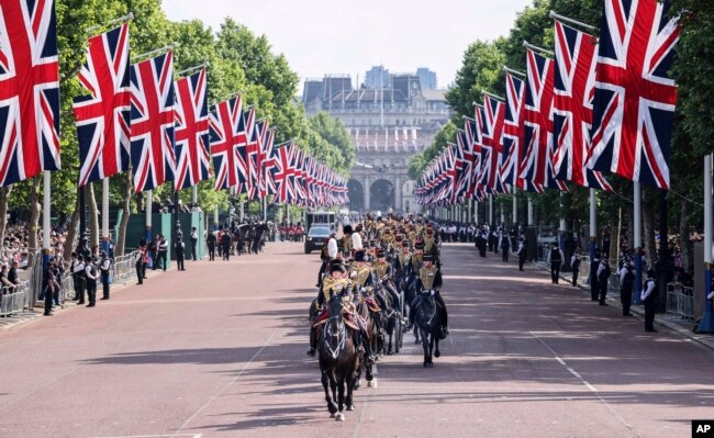 The Kings troop of the royal horse artillery ride down the Mall on their way to fire ceremonial gun in London, Thursday June 2, 2022. (Richard Pohle, Pool Photo via AP)