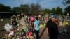 Rene Lucero y su esposa Alva visitan un sitio de homenaje tras el tiroteo en la Escuela Primaria Robb en Uvalde, Texas, el 31 de mayo de 2022. 