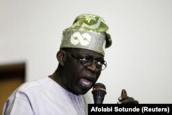 Bola Tinubu, ancien gouverneur de l'État de Lagos et leader du All Progressives Congress (APC), s'exprime lors d'une réunion du parti à Abuja le 17 février 2015.