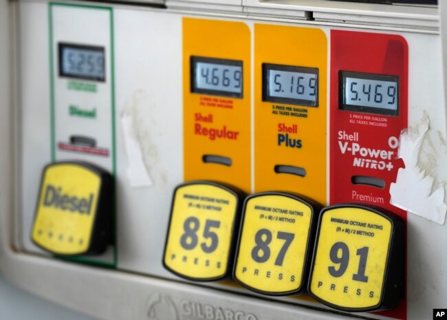 Harga BBM per galon di atas label berbagai jenis bensin di sebuah SPBM Shell di Littleton, Colorado, Kamis, 8 Juni 2022. (AP Photo/David Zalubowski)
