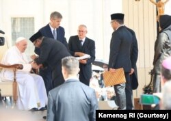 Menteri Agama Yaqut Cholil Qoumas menyampaikan undangan dari Presiden Joko Widodo kepada Paus Fransiskus. (Foto: Courtesy/Kemenag RI)