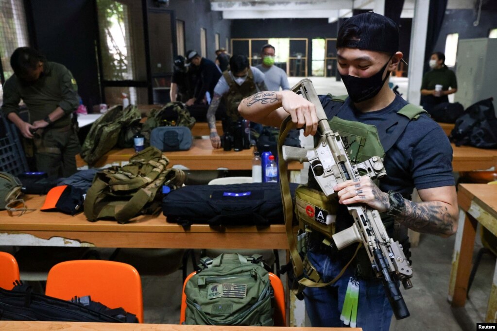 一名台湾新台北市民使用仿真枪参加枪击和战斗技能训练。（2022年5月21日）(photo:VOA)