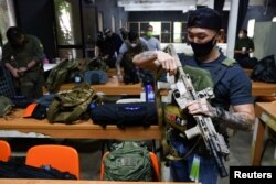 一名台湾新台北市民使用仿真枪参加枪击和战斗技能训练。（2022年5月21日）