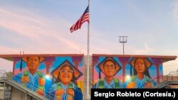 ARCHIVO - Mural del artista Sergio Robleto en el este de Los Ángeles