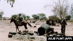 ARCHIVES - Le village de Khair Wajid au Darfour après avoir été brûlé par les milices "Janjaweed", avril 2004.