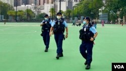 6月3日下午康文署圍封銅鑼灣維園足球場前，多名穿著反恐戰術背心的警員在場巡邏。(美國之音/湯惠芸)
