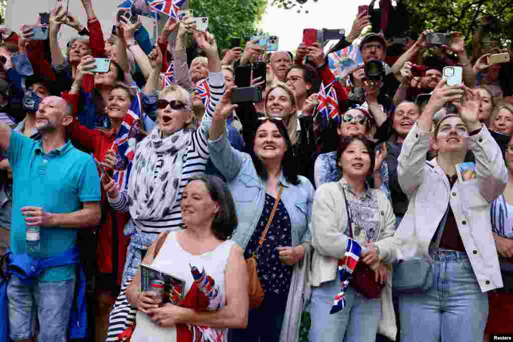 Royal fans cheer near Buckingham Palace during the Queen&#39;s Platinum Jubilee celebrations in London, June 2, 2022.