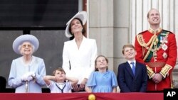 Ratu Inggris Elizabeth II, Duchess of Cambridge dan Pangeran William bersama ketiga putra-putri mereka, menyaksikan perayaan "Trooping the Color" di balkon Istana Buckingham di London, Kamis 2 Juni 2022. 