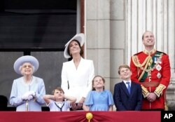 Pangeran William dan istrinya, Kate, beserta ketiga anaknya dan Ratu Elizabeth menyaksikan pertunjukkan udara saat perayaan peringatan 70 tahun bertakhtanya Elizabeth, di London, 2 Juni 2022