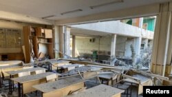 Esta foto muestra el interior de una escuela, destruida en un ataque militar la noche anterior, en medio de la invasión rusa de Ucrania, en Kharkiv, el 2 de junio de 202