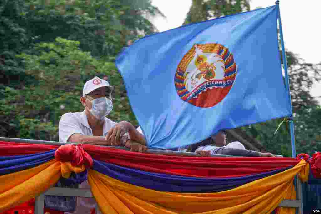 សកម្ម​ជន​ និងក្រុម​អ្នក​គាំទ្រ​គណបក្ស​ប្រជាជនកម្ពុជា​ ចូលរួម​ក្បួន​ឃោសនា​គណបក្ស​ខ្លួន នៅ​រាជធានី​​ភ្នំពេញ ថ្ងៃទី​០៣ ខែមិថុនា ឆ្នាំ២០២២។ (ខាន់​ សុគុំមនោ/វីអូអេ)