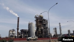 Un automóvil pasa frente a la refinería El Palito de PDVSA en Puerto Cabello, en el estado de Carabobo, el 2 de marzo de 2016.