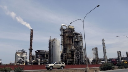 Un automóvil pasa frente a la refinería El Palito de PDVSA en Puerto Cabello, en el estado de Carabobo, el 2 de marzo de 2016.