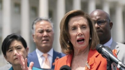 La presidenta de la Cámara de Representantes, Nancy Pelosi, acompañada de otros legisladores demócratas, durante una conferencia de prensa en el Capitolio el miércoles 8 de junio de 2022, en Washington. (AP Foto/Manuel Balce Ceneta)