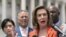 La presidenta de la Cámara de Representantes, Nancy Pelosi, acompañada de otros legisladores demócratas, durante una conferencia de prensa en el Capitolio el miércoles 8 de junio de 2022, en Washington. (AP Foto/Manuel Balce Ceneta)