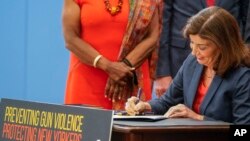 캐시 호컬 미국 뉴욕 주지사가 6일 총기 규제 강화 패키지 법안에 서명하고 있다.
