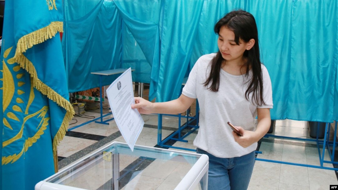 Qozog'istonda referendum: Almati shahrida ovoz berayotgan fuqaro, 5-iyun, 2022 