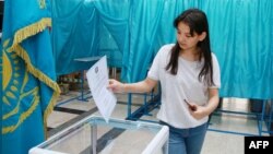 Qozog'istonda referendum: Almati shahrida ovoz berayotgan fuqaro, 5-iyun, 2022 