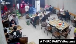 中國唐山一家燒烤店一群男子暴力圍毆幾名女子的視頻截圖。（2022年6月10日）