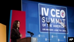Вице-президент США Камала Харрис выступает на одном из мероприятий саммита стран Америки. Лос-Анджелес, 8 июня 2022 г.