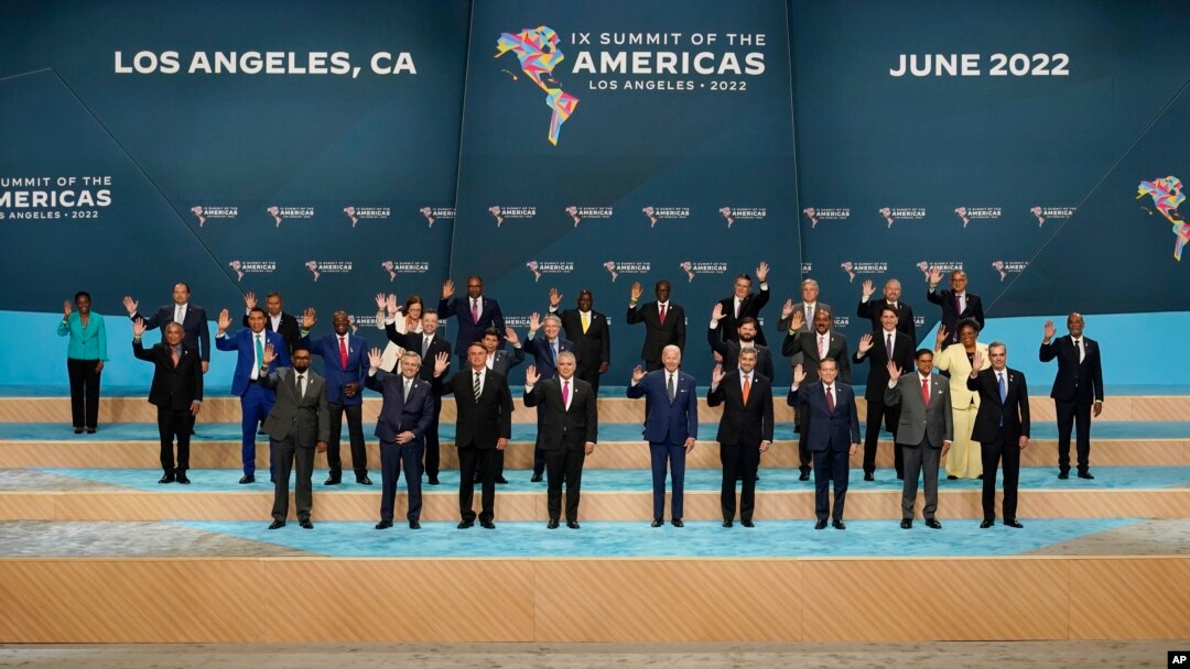 Patisipan nan Some Dez Amerik la poze pou yon potre ak chef deta epi delegasyon yo, Vandredi 10 Jyen ann Los Angeles, Kalifoni. 