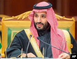 في هذه الصورة التي نشرها القصر السعودي ، يتحدث ولي العهد السعودي الأمير محمد بن سلمان خلال قمة مجلس التعاون الخليجي في الرياض ، المملكة العربية السعودية ، يوم الثلاثاء 14 ديسمبر 2021.