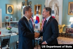 토니 블링컨 미국 국무장관(오른쪽)과 박진 한국 외교장관이 13일 워싱턴 국무부 청사에서 만나 악수하고 있다.