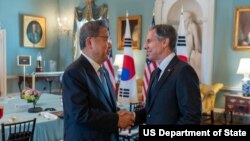 토니 블링컨(오른쪽) 미 국무부 장관이 13일 워싱턴 D.C. 시내 청사에서 박진 한국 외교부 장관과 악수하고 있다.