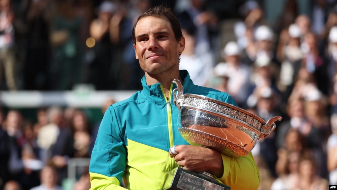 Rafael Nadal sa Kupom musketara posle pobede nad Kasperom Rudom (Foto: AFP/Thomas Samson)
