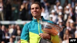 Rafael Nadal sa Kupom musketara posle pobede nad Kasperom Rudom (Foto: AFP/Thomas Samson)