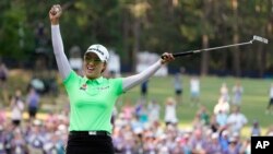 Pegolf asal Australia, Minjee Lee, merayakan keberhasilannya setelah berhasil menjuarai turnamen U.S. Women's Open yang digelar di Pine Needles Lodge & Golf Club di Southern Pines, North Carolina, pada 5 Juni 2022. (Foto: AP/Chris Carlson)