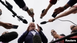 Presiden AS Joe Biden berbicara kepada para wartawan sesaat sebelum ia berangkat dari Los Angeles setelah menghadiri KTT Amerika, pada 11 Juni 2022. (Foto: Reuters/Kevin Lamarque)