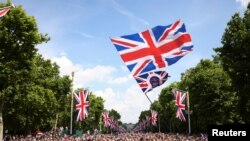 Tampak ribuan orang menghadiri perayaan paltinum jubilee Ratu Elizabeth II di London, Inggris, pada 2 Juni 2022. (Foto: Reuters/Hendry Nicholls)