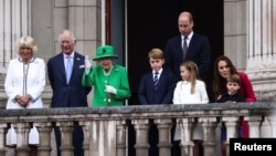 Britain's Queen Elizabeth, Prince William, Catherine, Duchess of Cambridge, Prince George, Princess Charlotte, Prince Louis, Prince Charles and Camilla, Duchess of Cornwall stand on a balcony during the Platinum Jubilee Pageant, marking the end of the cel