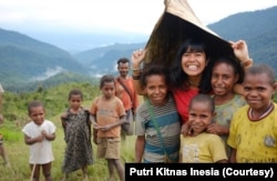 Putri dan anak-anak Kosarek - Prihatin dengan pendidikan anak-anak pedalaman yang terbelakang. (Doku Putri Kitnas Inesia)