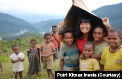 Putri dan anak-anak Kosarek --Prihatin dengan pendidikan anak-anak pedalaman yang terbelakang. (Doku Putri Kitnas Inesia)