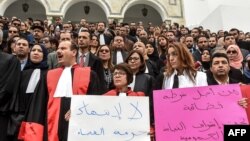 Les  syndicats de magistrats tunisiens ont "fermement condamné l'ingérence permanente du président dans le pouvoir judiciaire".